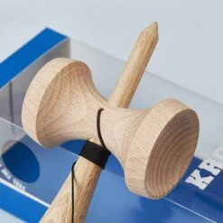 KENDAMA POP DARK BLUE - KROM -Créatifs Jeux Magasin kendama pop dark blue 1 Copie
