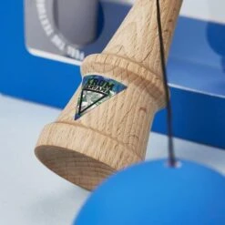 KENDAMA POP DARK BLUE - KROM -Créatifs Jeux Magasin kendama pop dark blue 3 Copie